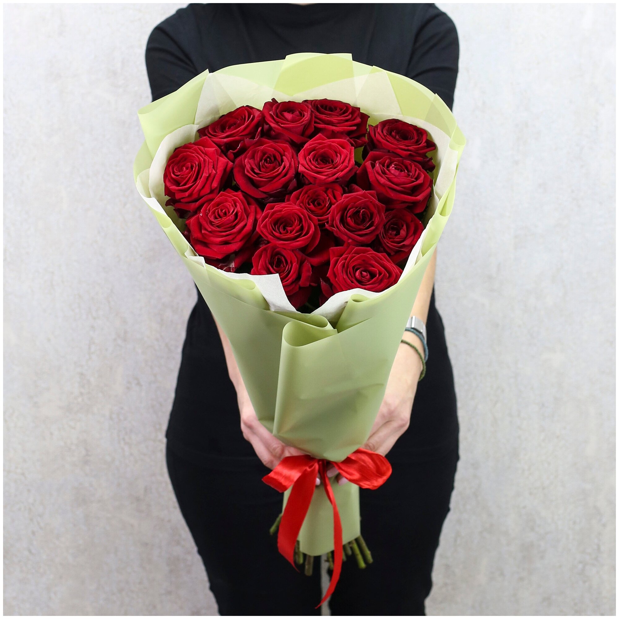 Цветы живые букет из 15 красных роз "Ред Наоми" 70 см в дизайнерской упаковке