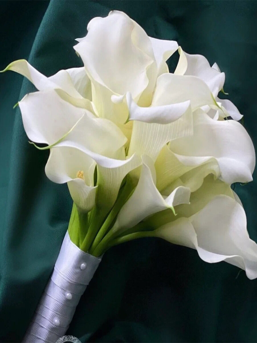 Букет живых красивых цветов N1flor из 19 белых калл с бутоньеркой для жениха 30 см.