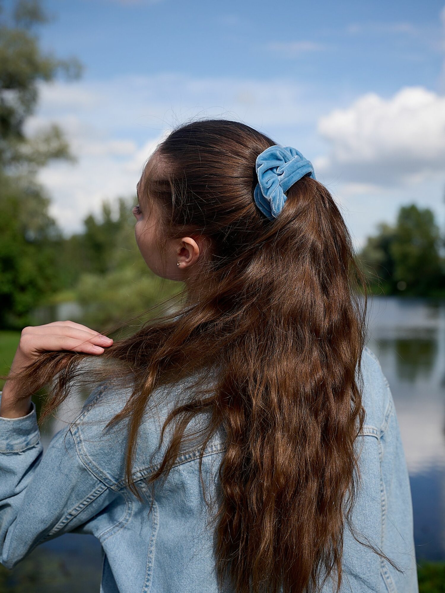 Резинка для волос бархатная голубая 1 шт — фото 1