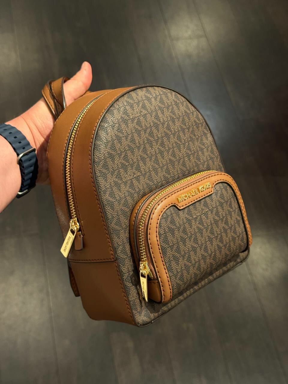 Рюкзак MICHAEL KORS Женский рюкзак кожанный коричневый мини с лого золотой фурнитурой Michael Kors Outlet Jaycee Medium Logo Backpack Brown 35T2G8TB1B, фактура перфорированная, рельефная, коричневый