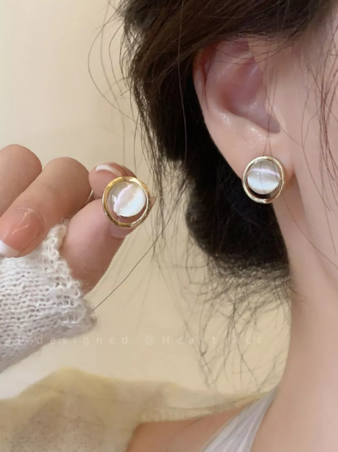 Серьги пусеты, с подвесками Стайл Групп, перламутр синтетический, размер 25 мм, золотой — фото 1