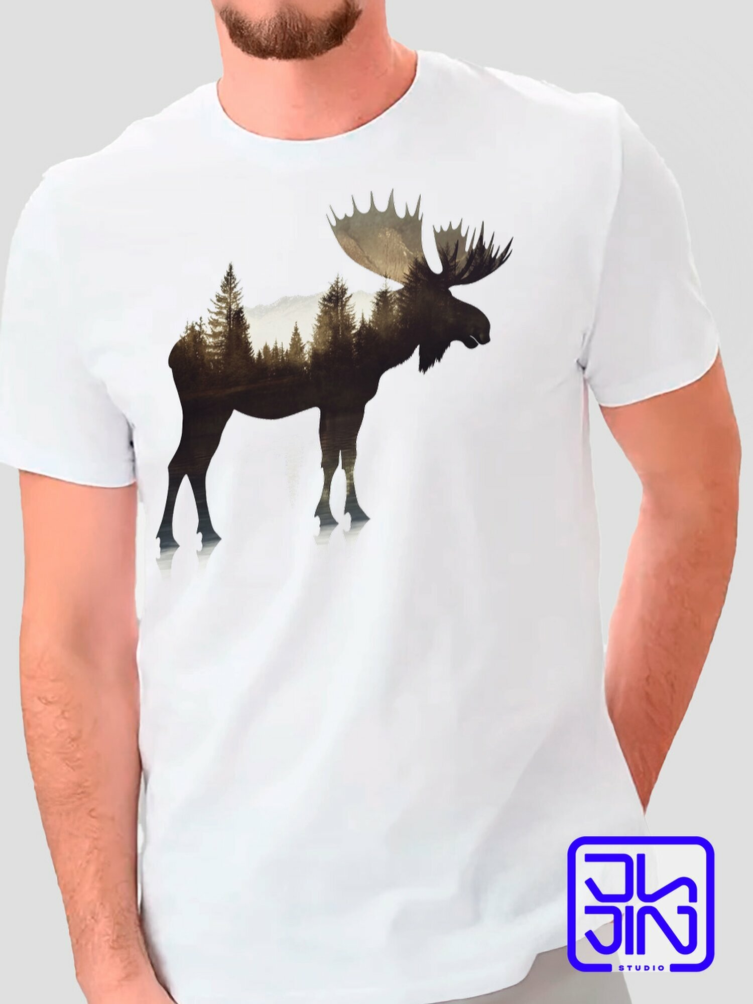 Футболка классическая мужская с авторским принтом Черно-зеленая минималистичная камуфляжная композиция с лосем и лесом, белый хлопковый трикотаж с прикольным рисунком на груди