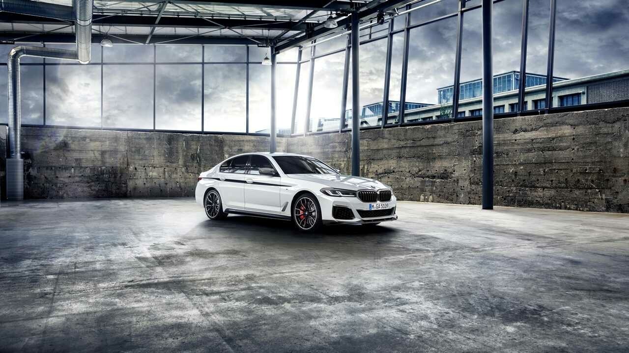 Картина на холсте 60x110 Альянс Лес "BMW 5 BMW G30LCI" на подрамнике / интерьер/ декор