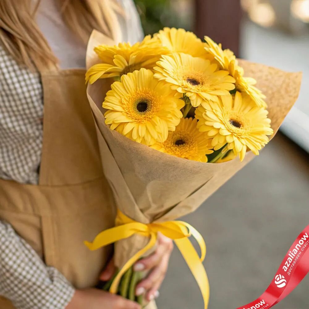 Букет из 7 желтых мини - гербер в кремовой бумаге крафт с желтой лентой от АзалияНау