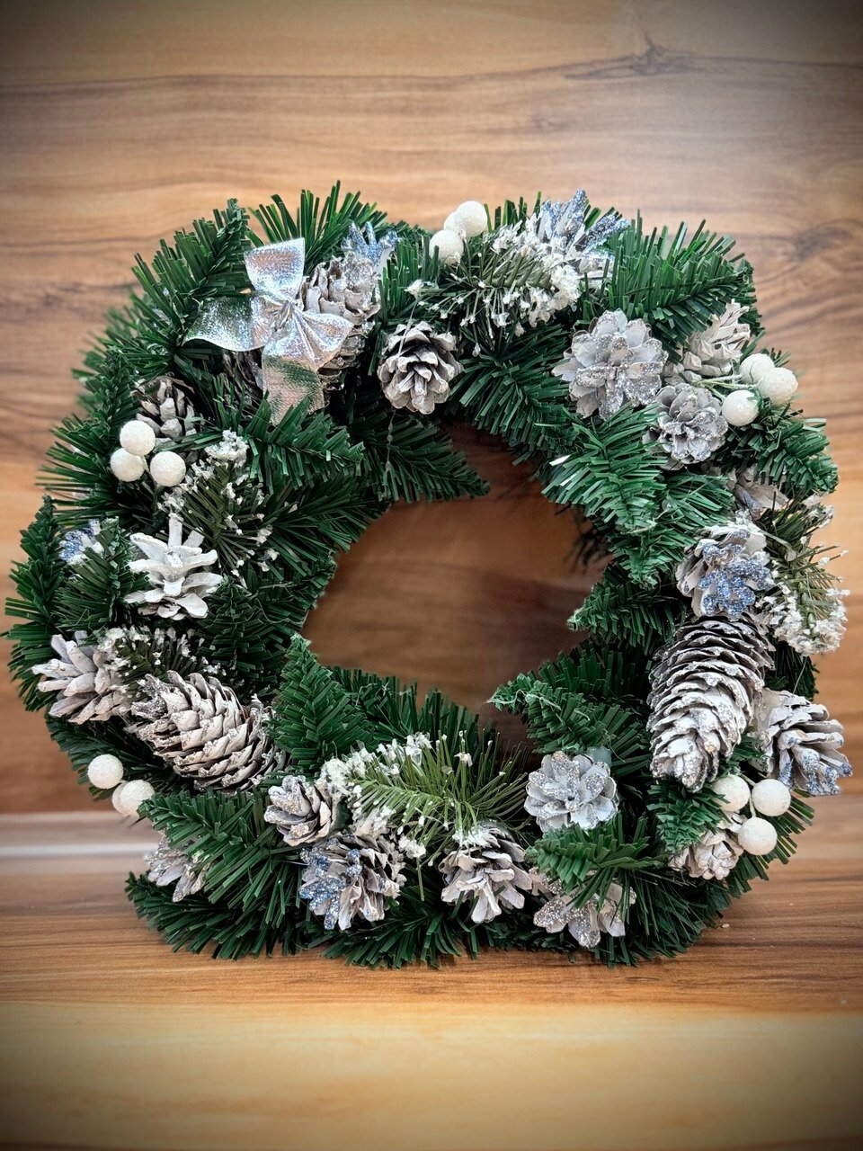 Венок Новогодний с еловыми шишками искусственный диаметр 30см