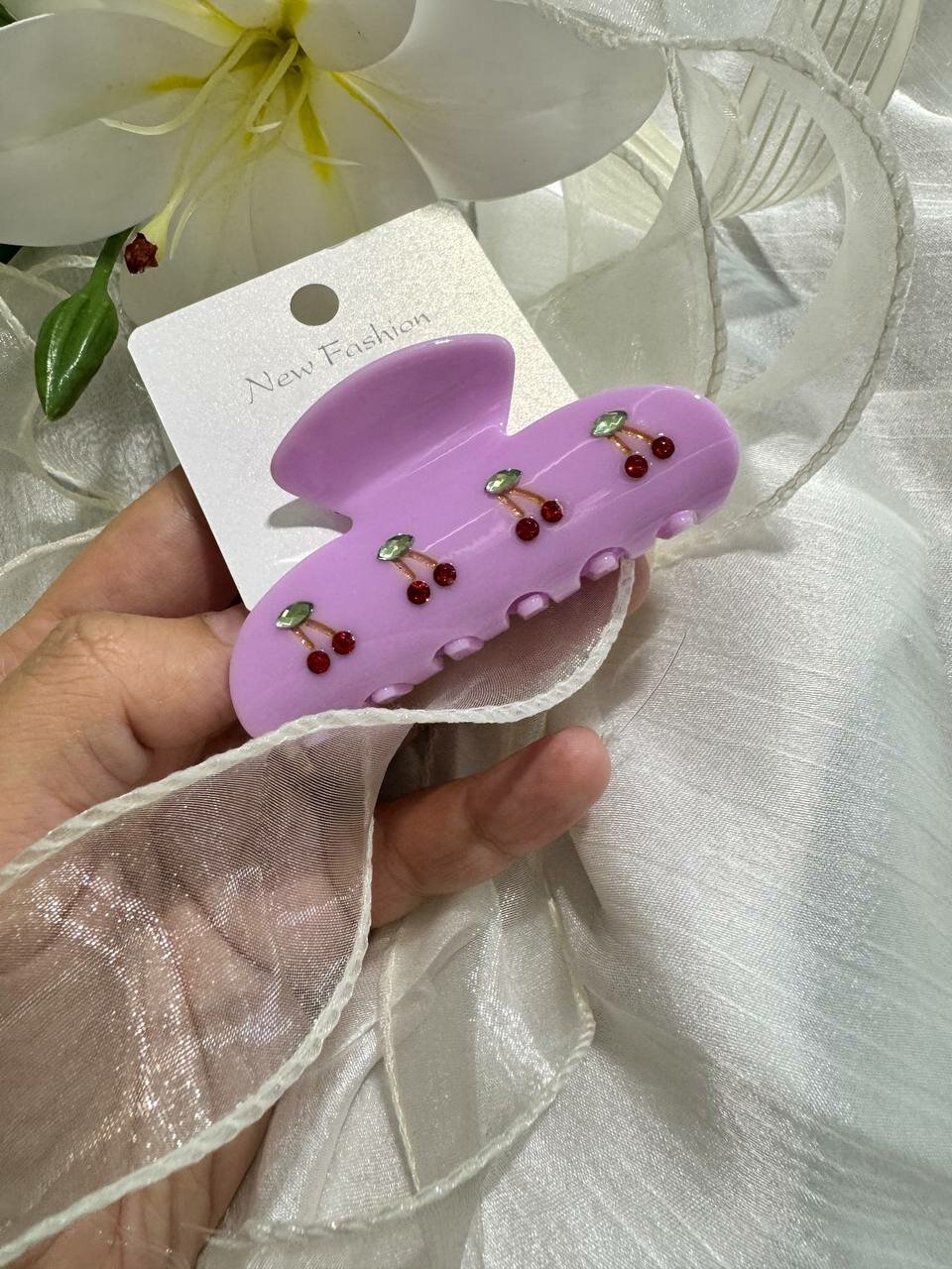 Заколка-краб «Вишня» это стильный аксессуар, который придаст образу легкость и женственность.