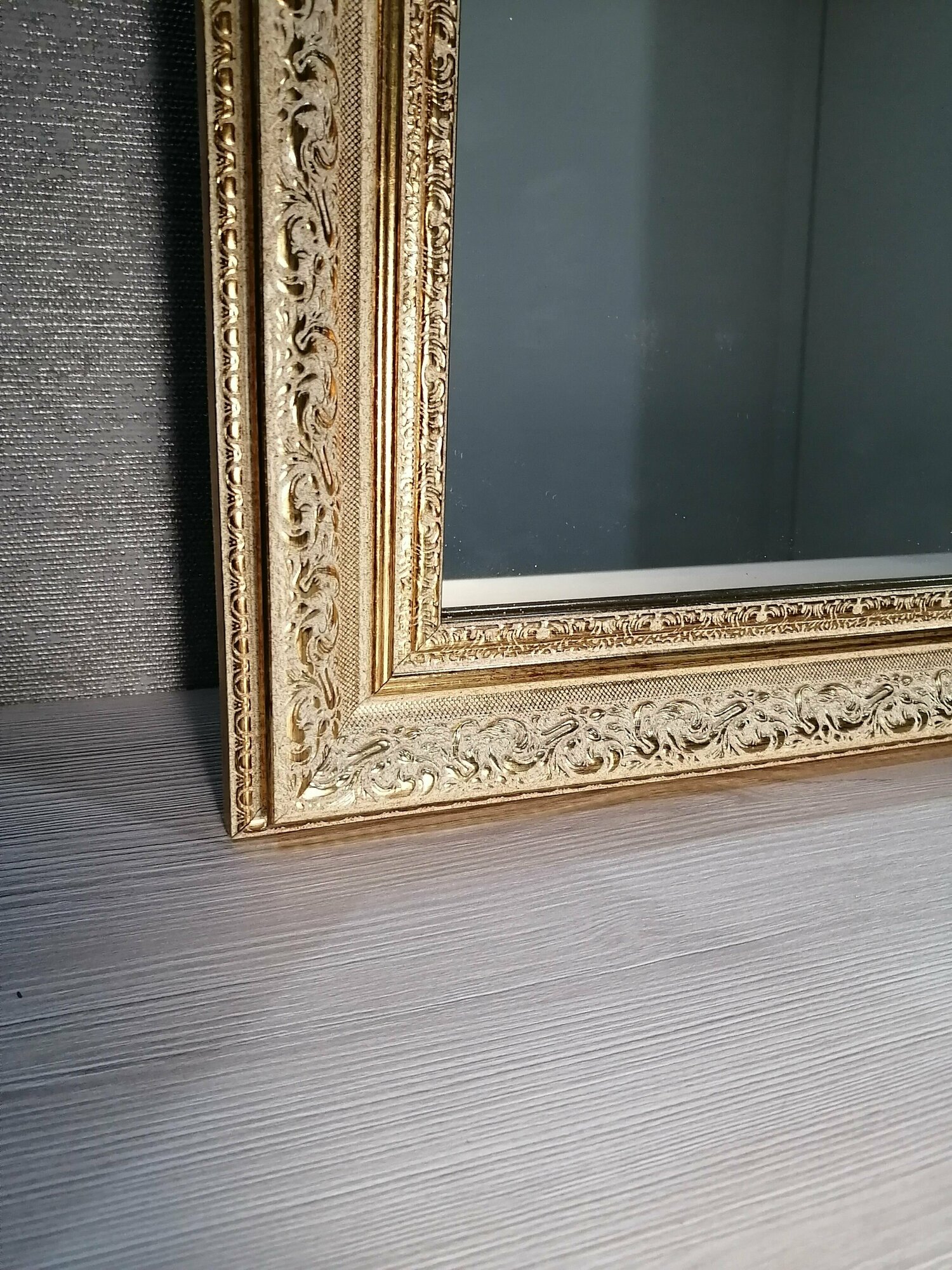 Зеркало настенное интерьерное в золотой раме для спальни прихожей подвесное 60х80