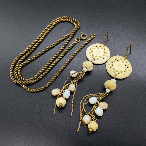 Набор из серёжек и цепочки, кость, металл, 1970-1990 гг.