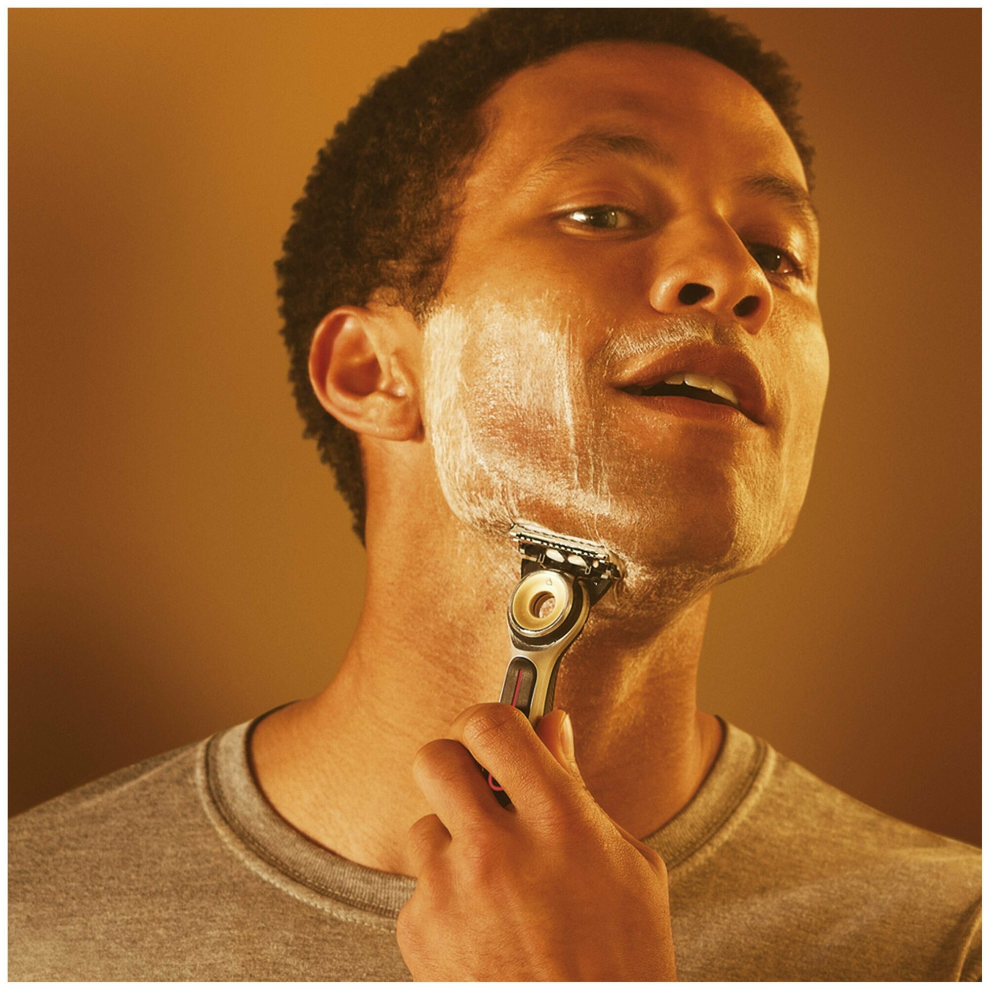 Бритвенный станок Gillette Labs Heated Razor с 2 сменными кассетами — фото 1