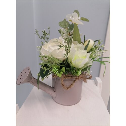 Композиция из искусственных цветов 