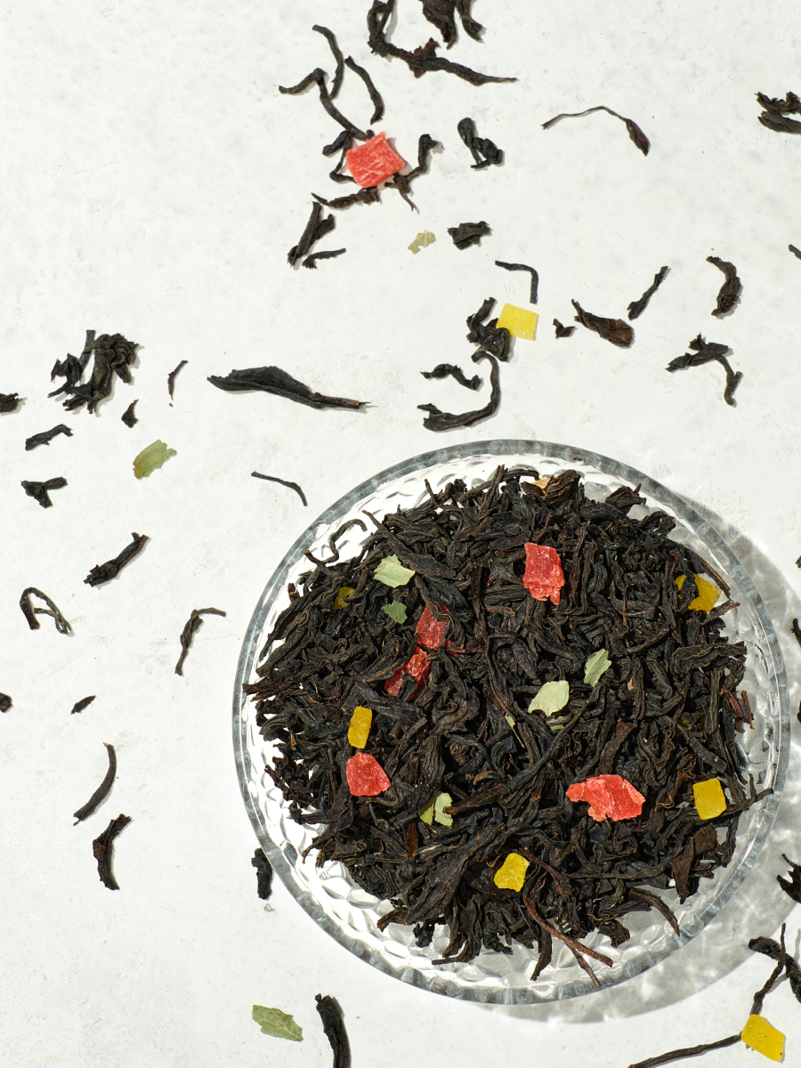 Чёрный чай "Земляника со Сливками" 100 гр. Tea Dealer, Листовой Индийский Чай с Добавками (Кусочки Земляники, Подарочный, Фруктовый, Цукаты) — фото 1