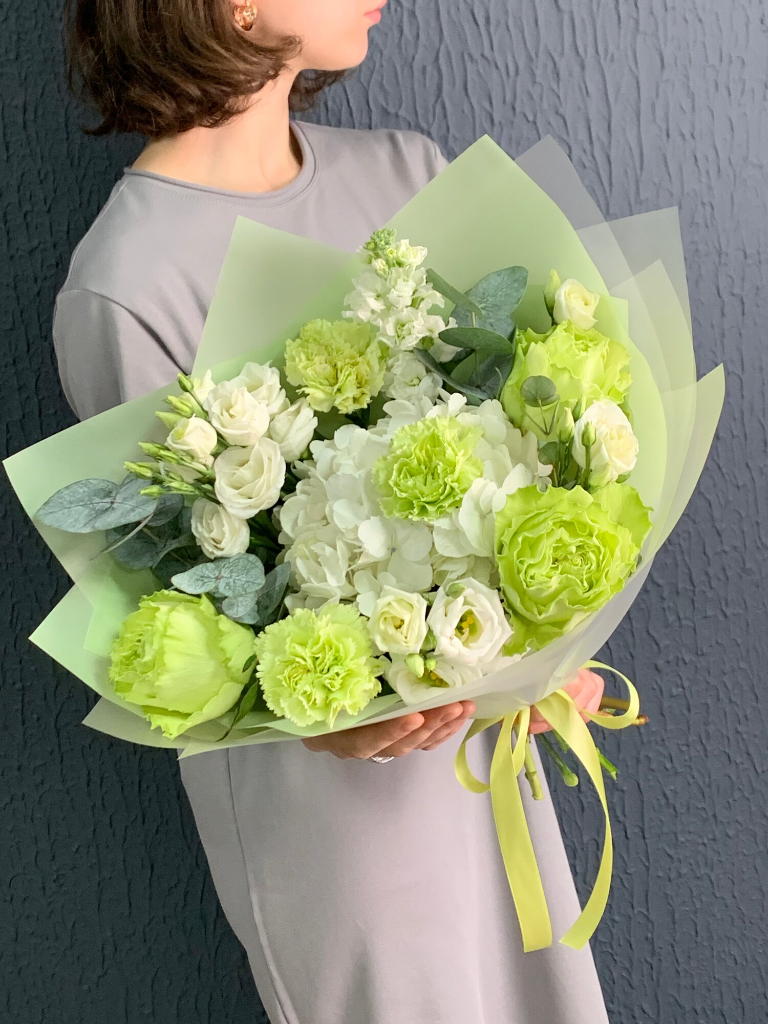 Букет живых цветов из гортензии пионовидных роз гвоздик эустомы и ароматного эвкалипта в дизайнерской упаковке.