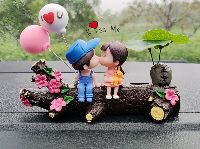 Декоративные фигурки мальчик и девочка на панель автовизитка — фото 1