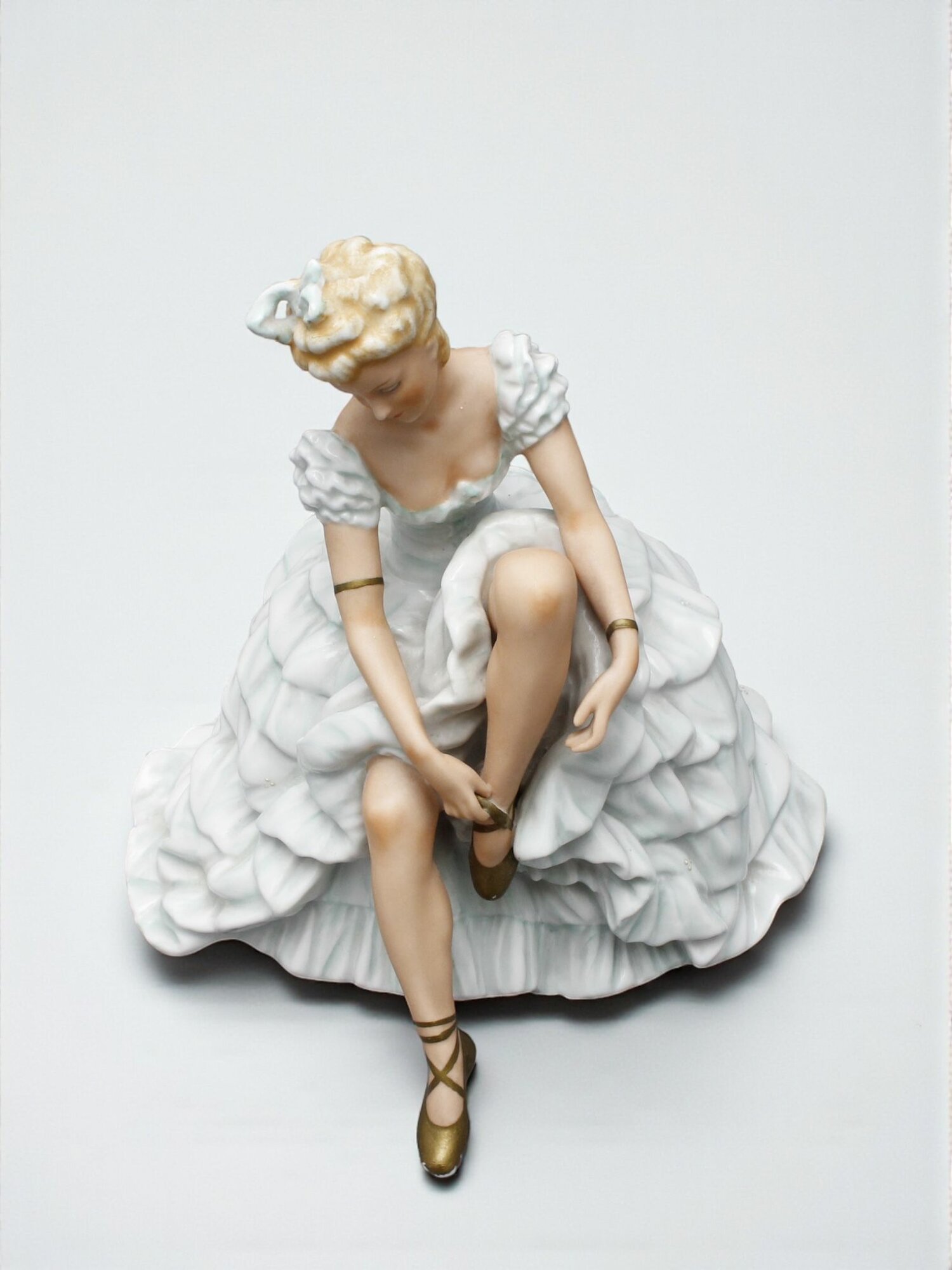 Антикварная статуэтка "Балерина, поправляющая пуанты", фарфор, UnterWeissBach, Германия, 1950-е г.