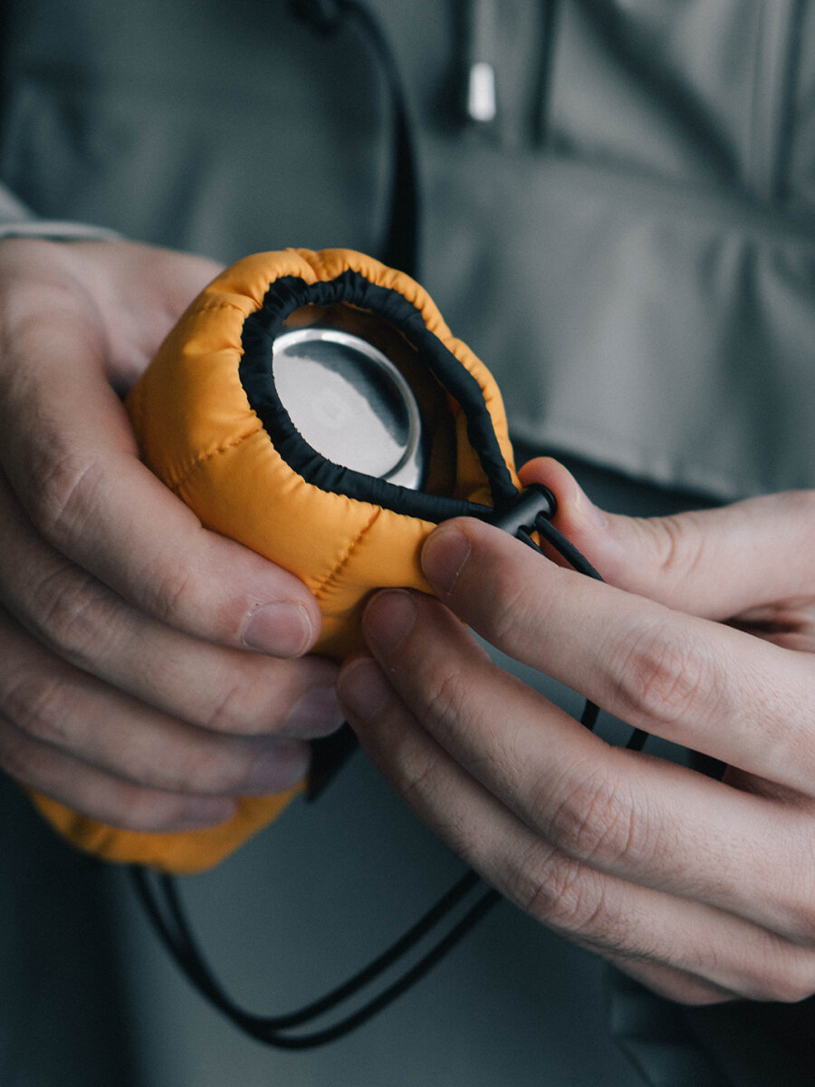 Чехол Bobber Jacket S для стопок Shot 100 мл, оранжевый с резинкой для переноски — фото 1