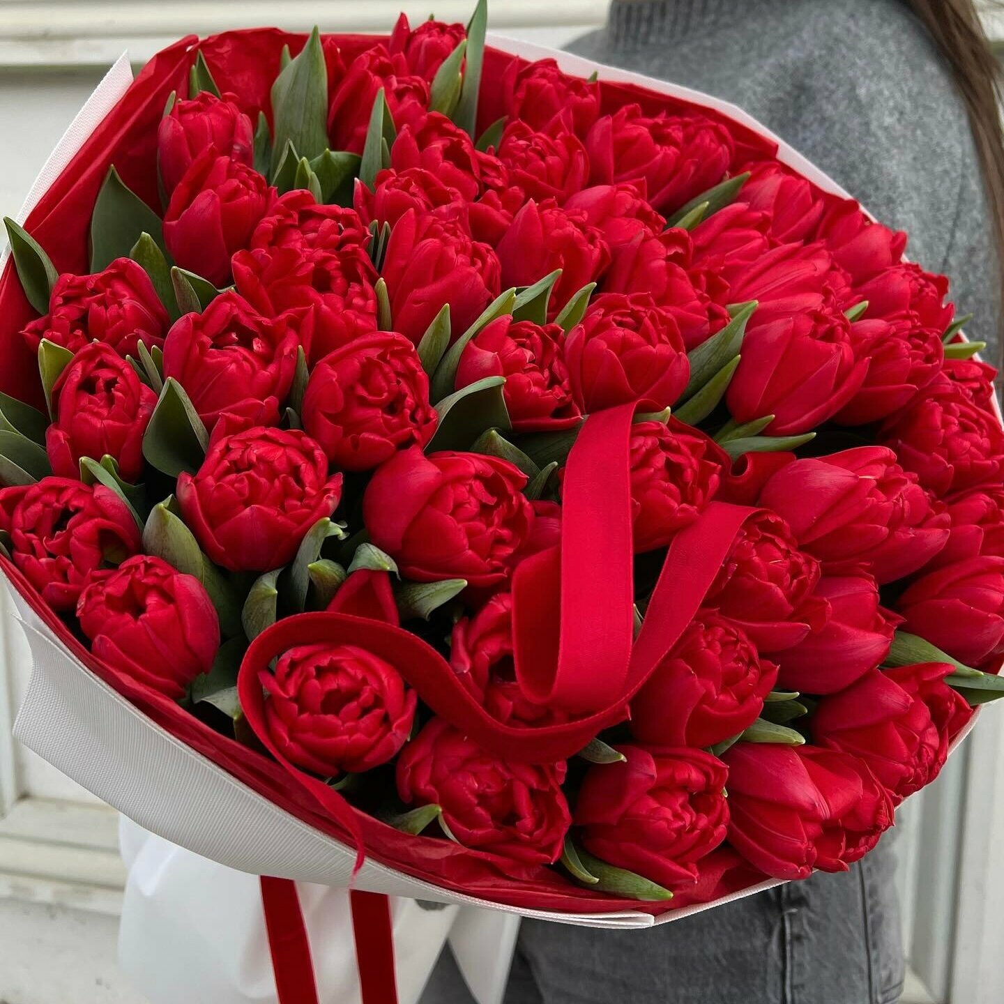 Букет из красных тюльпанов 51 шт красивый букет цветов шикарный премиум цветы премиум букет