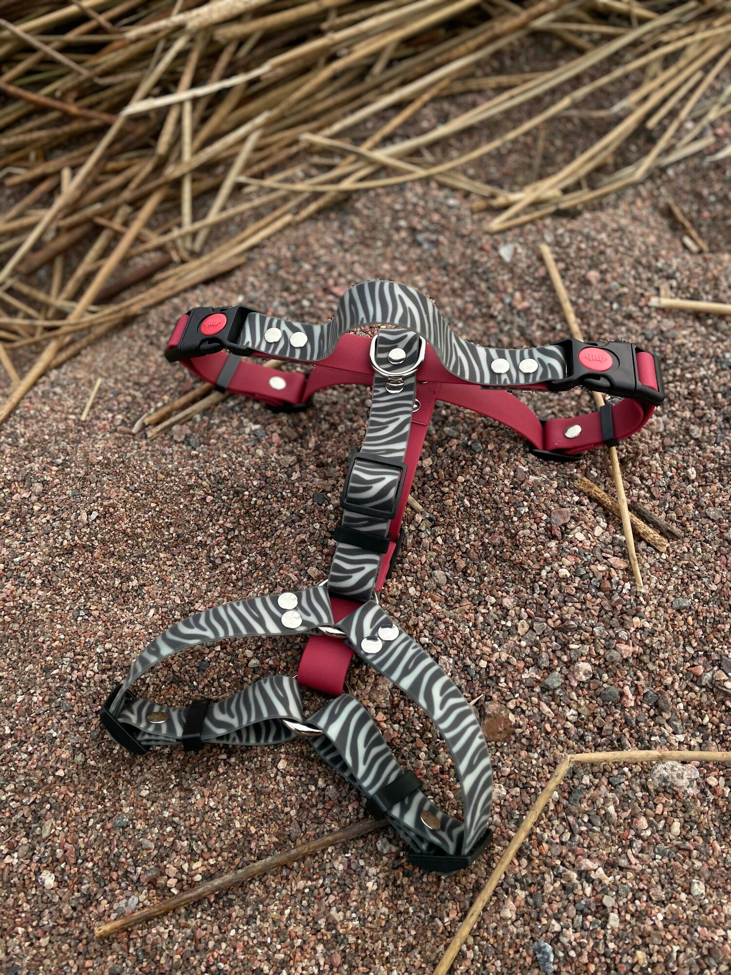 Шлейка анатомическая с регулировкой длины из биотана для собак, размер S, ширина 20 мм , зебра и винный