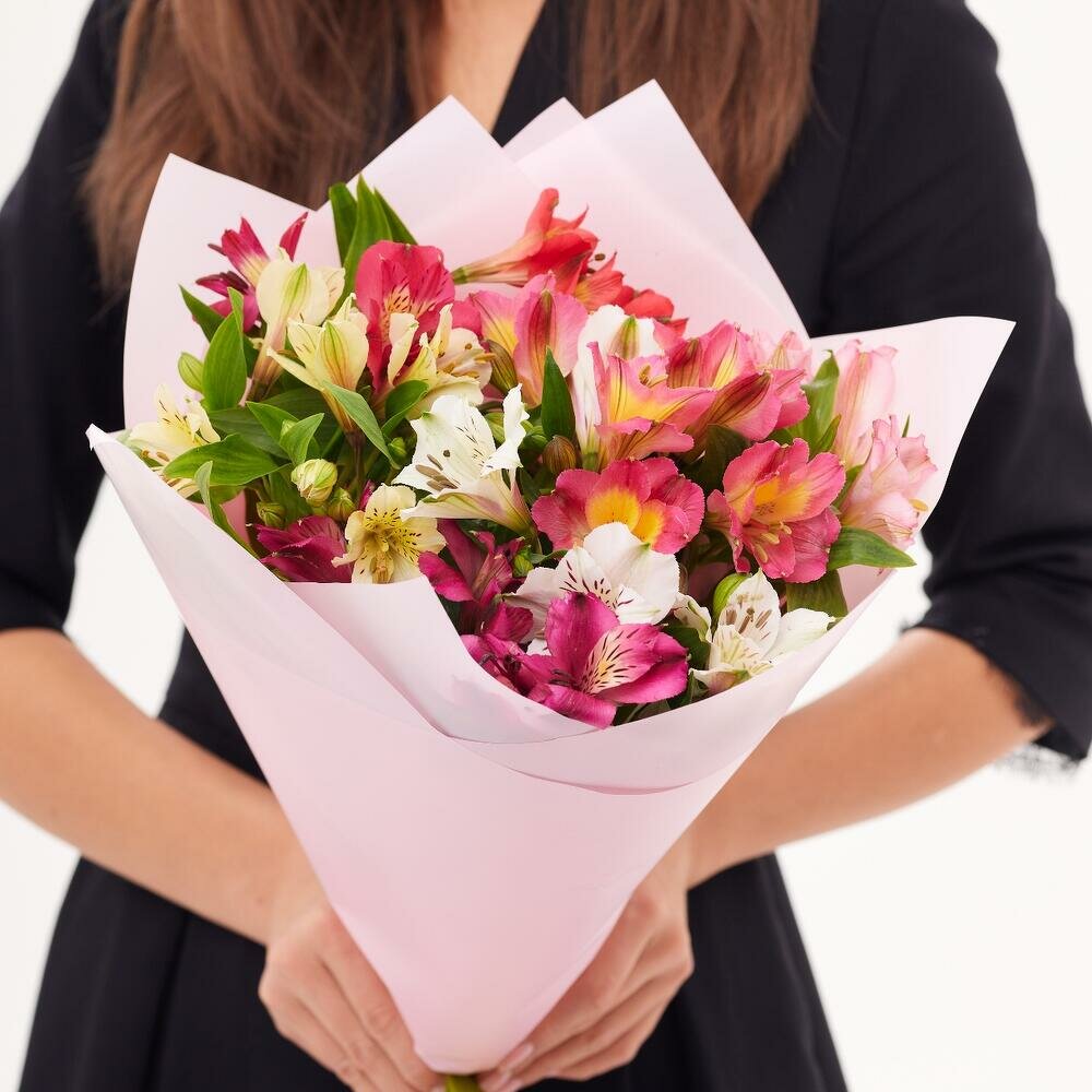 Букет " Радужная Коллекция" из 7 ярких и свежих альстромерий в упаковке