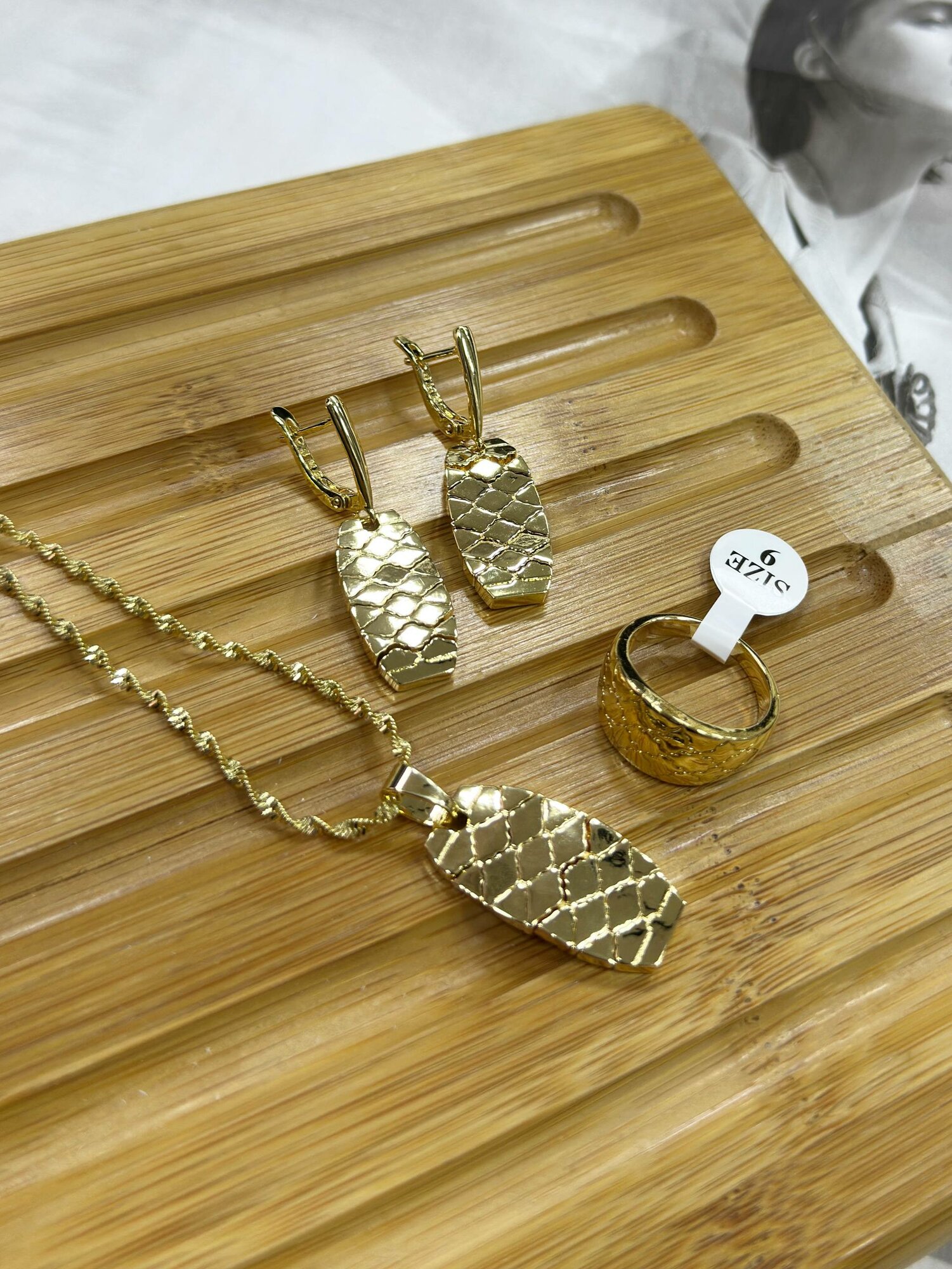 Комплект бижутерии: цепь, серьги, кольцо, колье