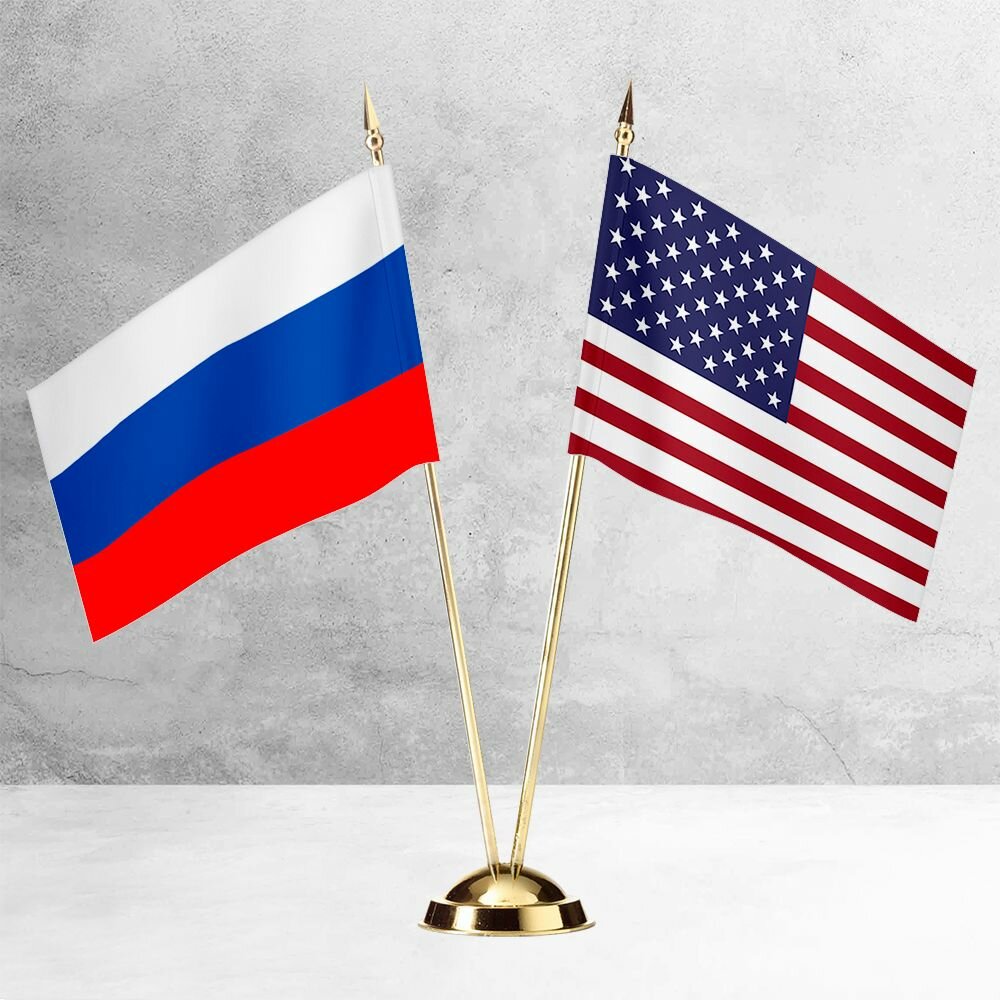 Настольные флаги России и США на пластиковой подставке под золото