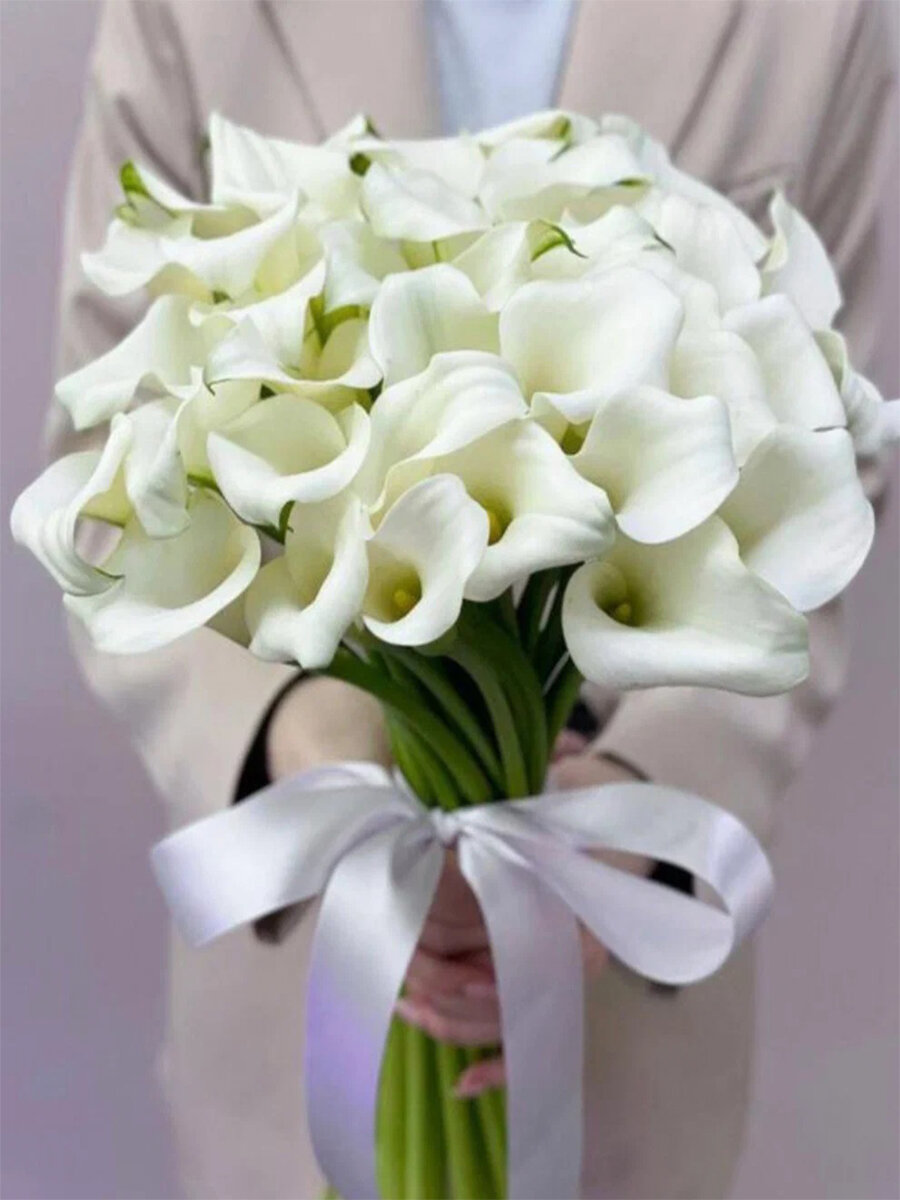 Букет живых красивых цветов N1flor из 19 белых каллы с бантом свадебный высота 50 см.
