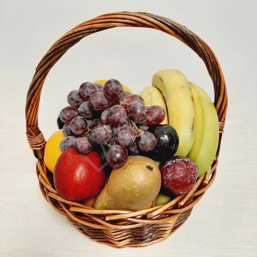 Подарочная корзина LAKRES с фруктами и виноградом общий вес 5 кг