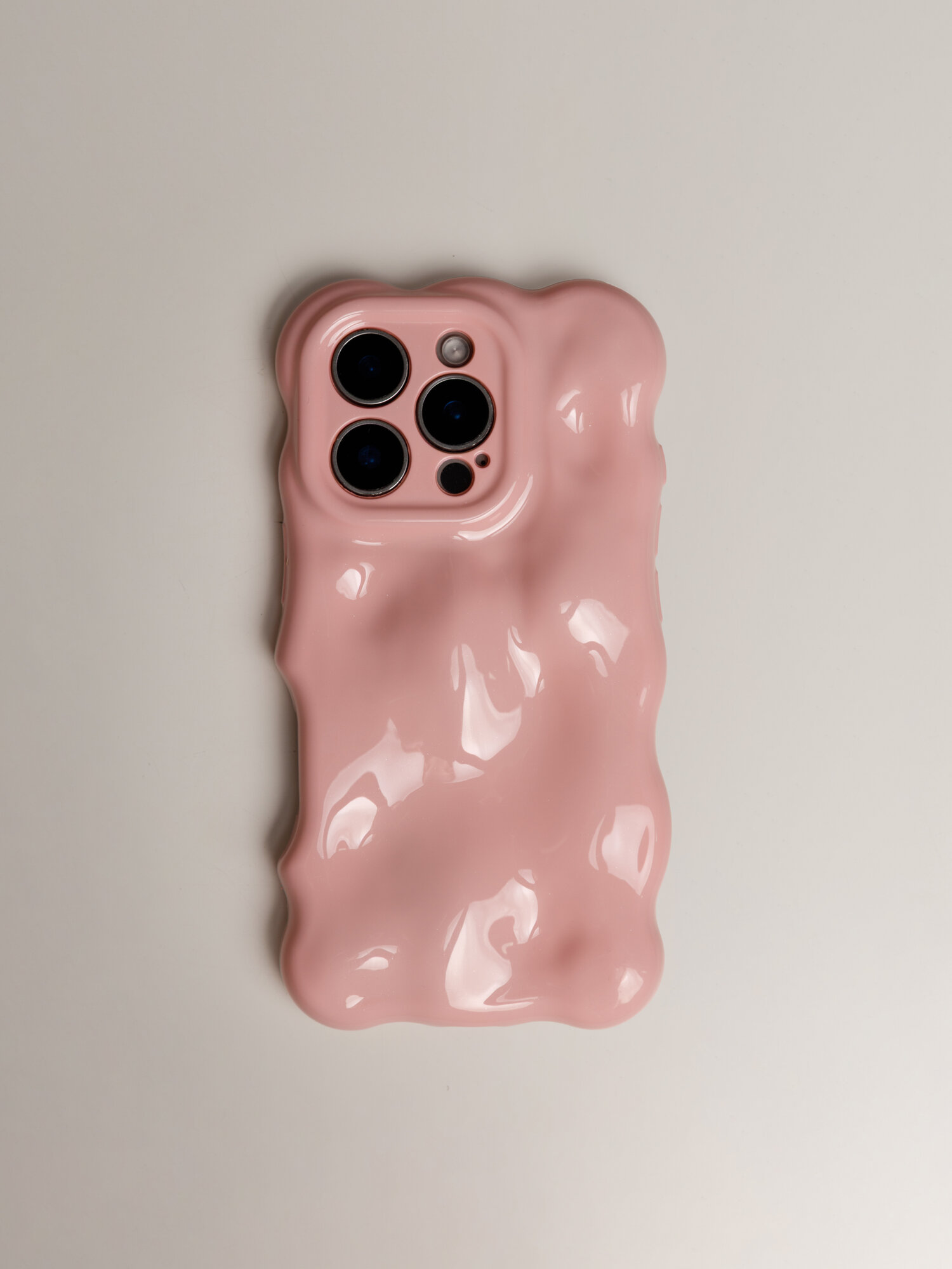 Чехол облачко розовый на Iphone 16 пластмассовый ударопрочный модный — фото 1