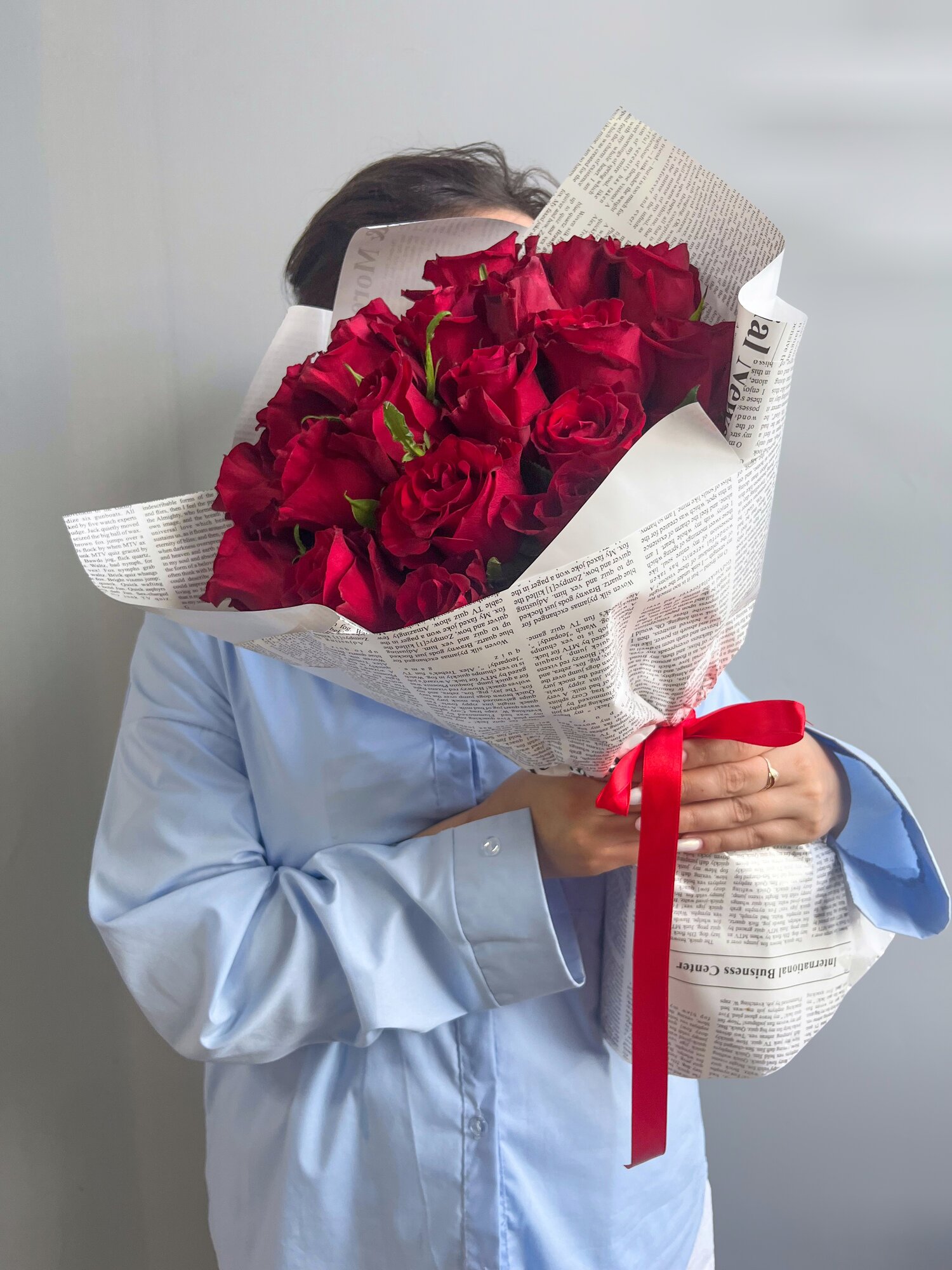 Монобукет "Красный", 21 роза, 40 см, в дизайнерской упаковке — фото 1