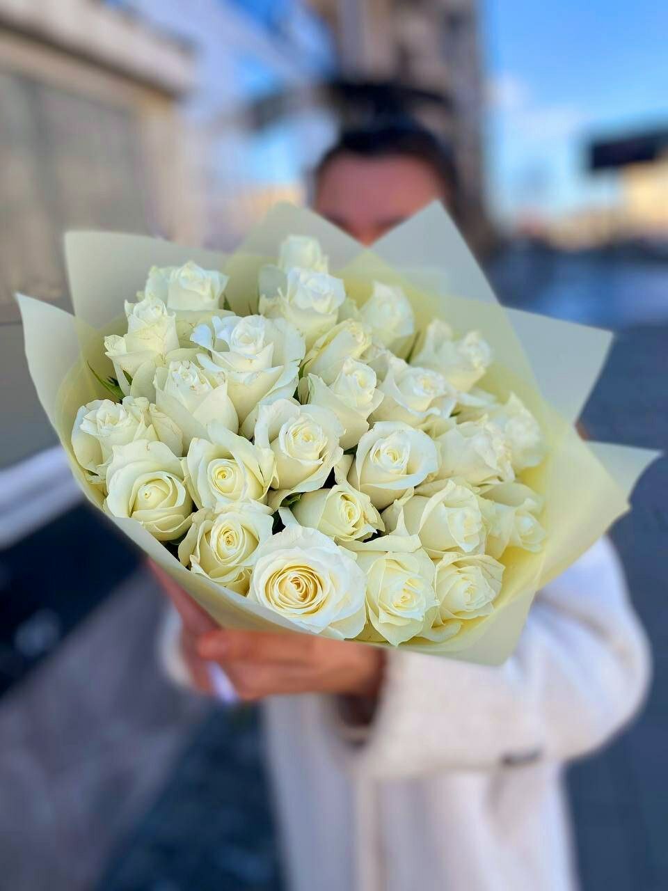 25 белых кенийских роз 40 см в нежном букете