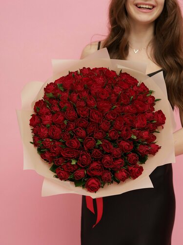 Изображение товара Букет Joy Flowers из 101 красно-малиновой кенийской розы, высота 40 см