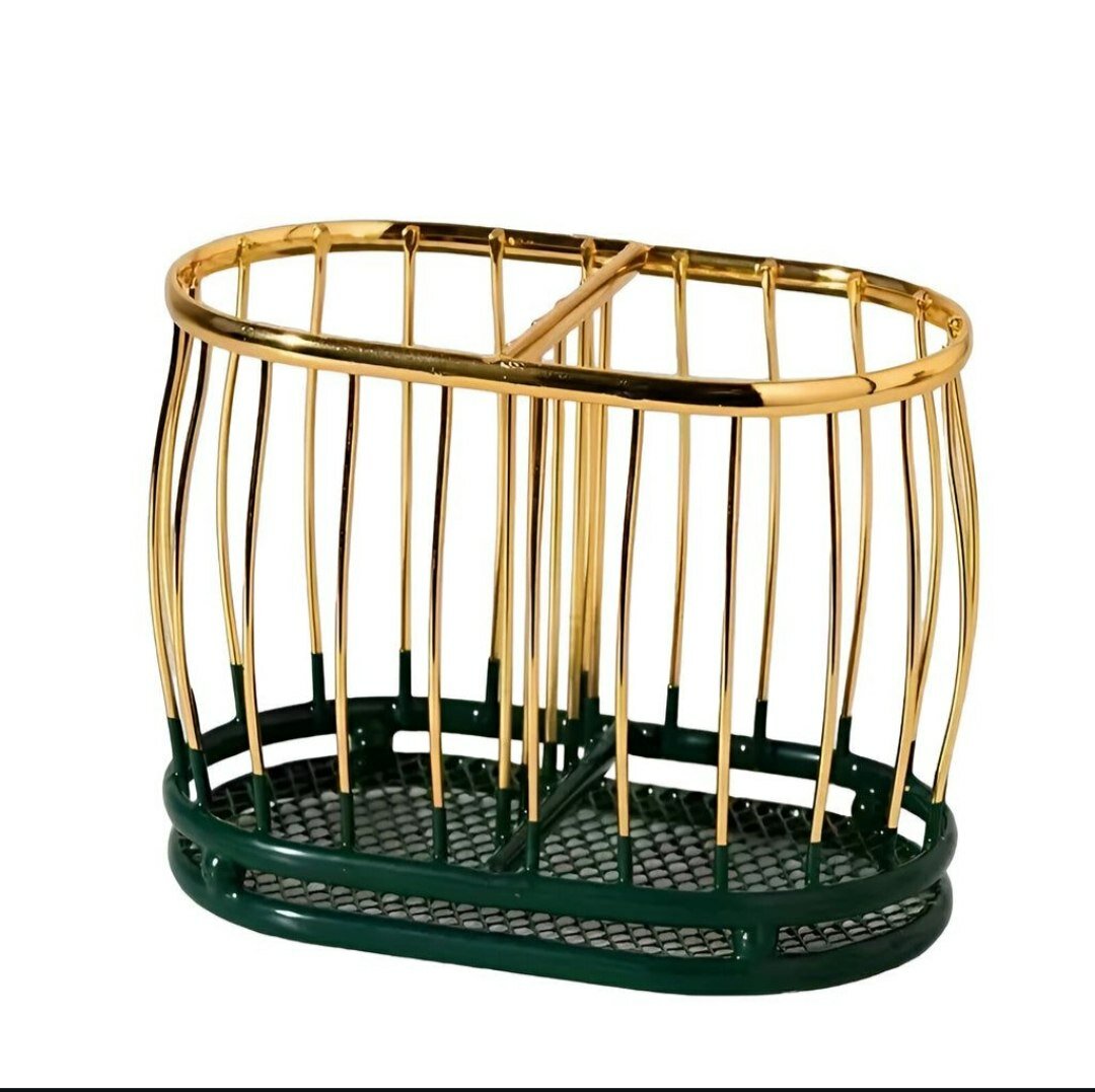 Предмет подходит для хранение столовых приборов, имеет квадратную форму и проволочную конструкцию