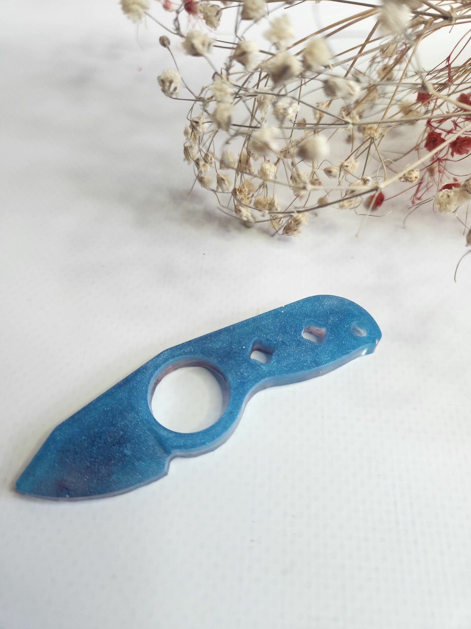 Сувенирный нож из эпоксидной смолы брелок