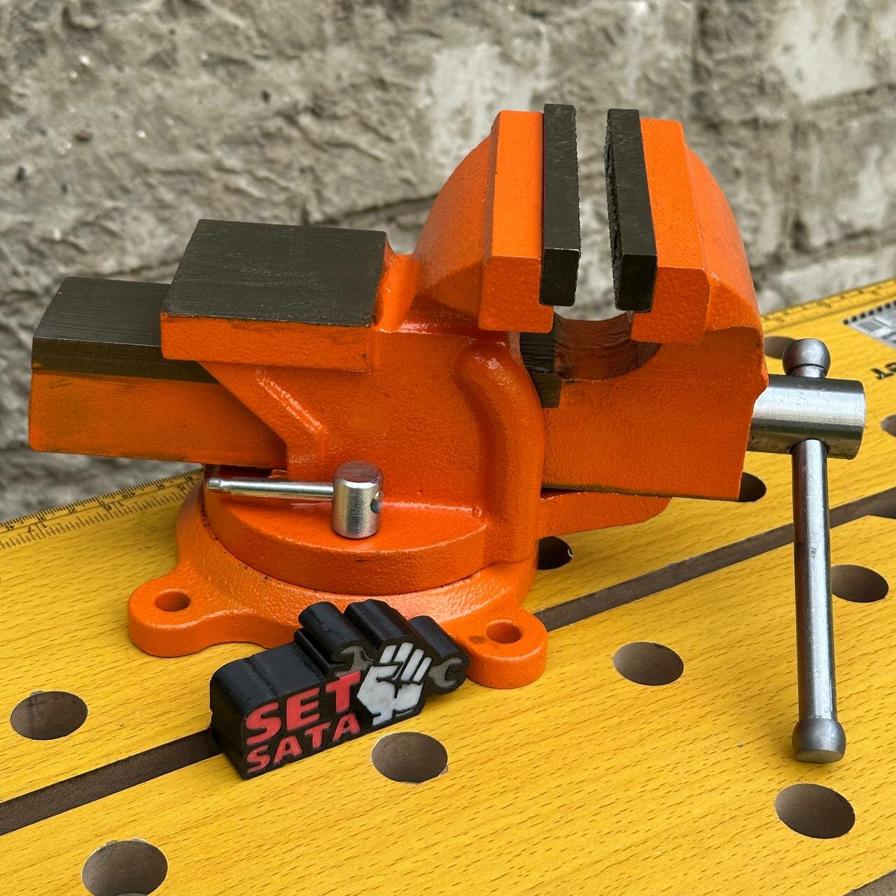 Тиски слесарные 