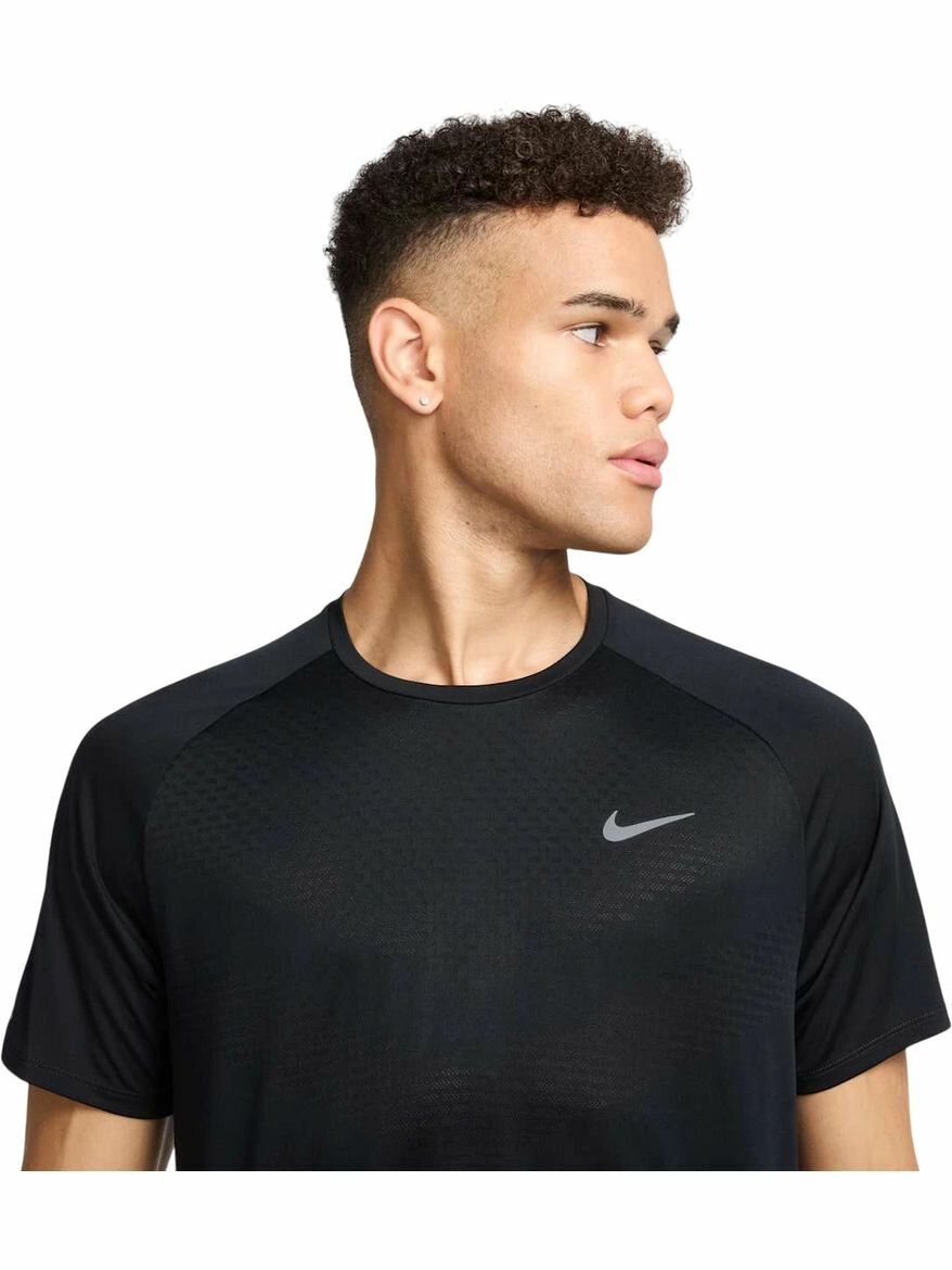 Футболка спортивная NIKE Stride Dri-FIT ADV Short-Sleeve Running Top, размер S INT, черный — фото 1