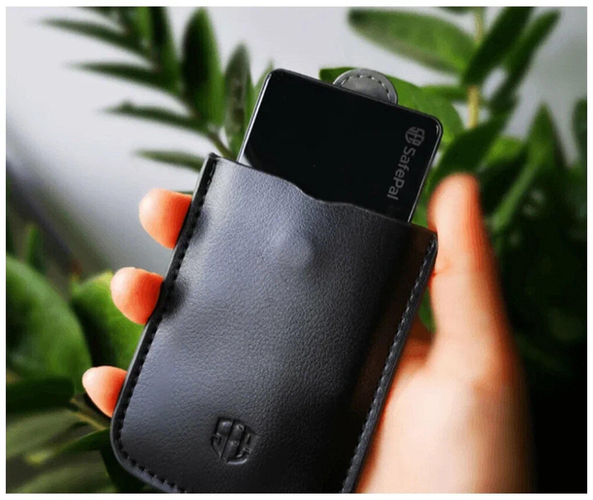 Чехол кожаный для криптокошелька SafePal Crypto Hardware Wallet — фото 1