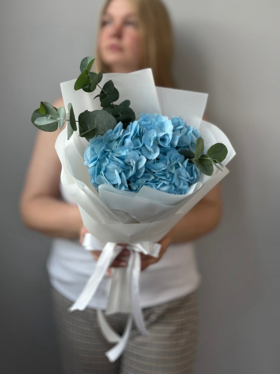 Букет с голубой гортензий и эвкалиптом вматовой плёнке на 1 сентября