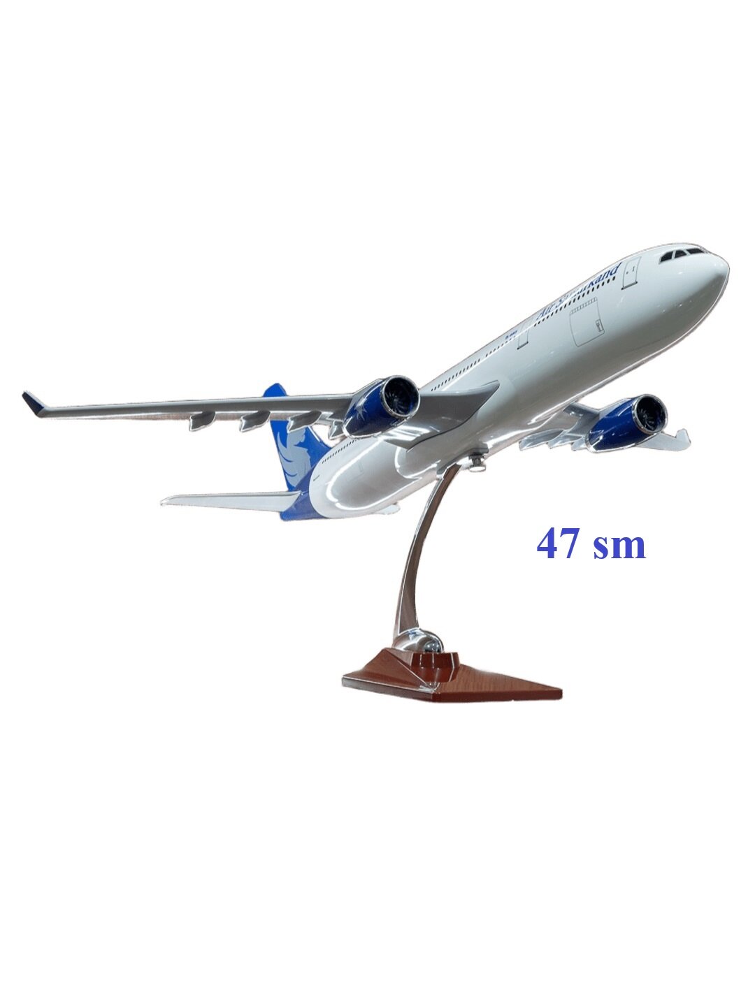 Коллекционная модель самолёта Airbus A330 авиакомпании Air Samarkand, белого цвета (имеются элементы синего цвета). Длина 47 см. Металл + сплав. Шасси нет. Ставится на подставку. Масштаб 1:135. Не игрушка, 14+. — фото 1