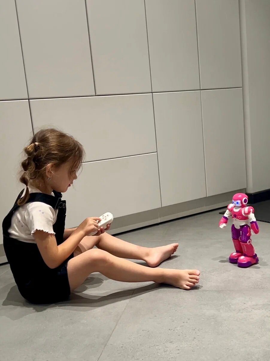 Изображение Робот Маша на пульте управления, интерактивный робот игрушка, движения вперед/назад/влево/вправо, JB0211580