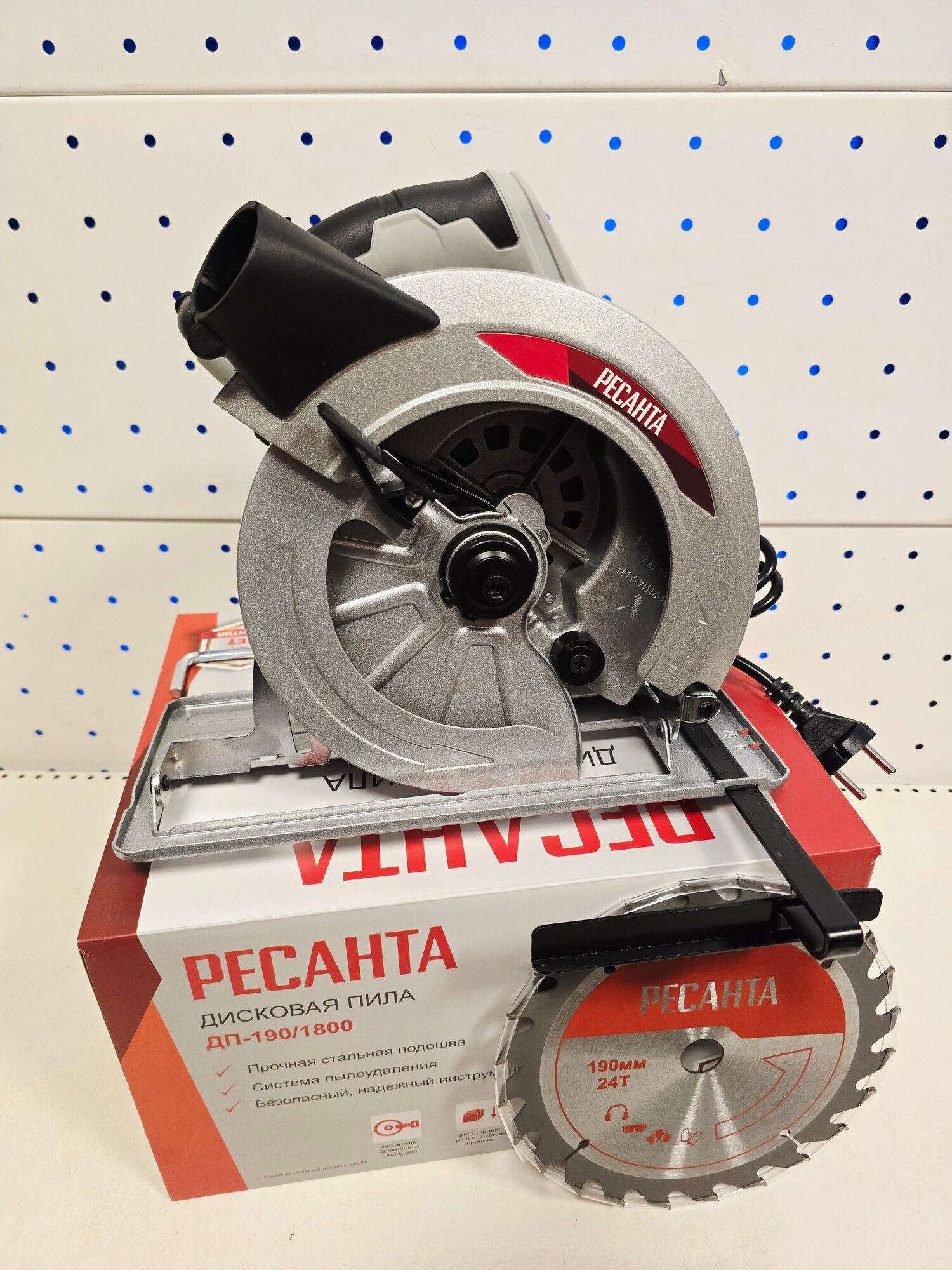 Мощная дисковая циркулярная пила Ресанта ДП-190/1800, диск 190мм, 1800Вт, стальная платформа 75/11/2