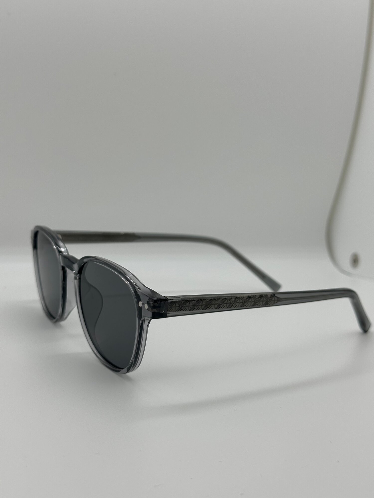 Oчки предназначены для защиты глаз от солнечных лучей и подходят для повседневного использования.