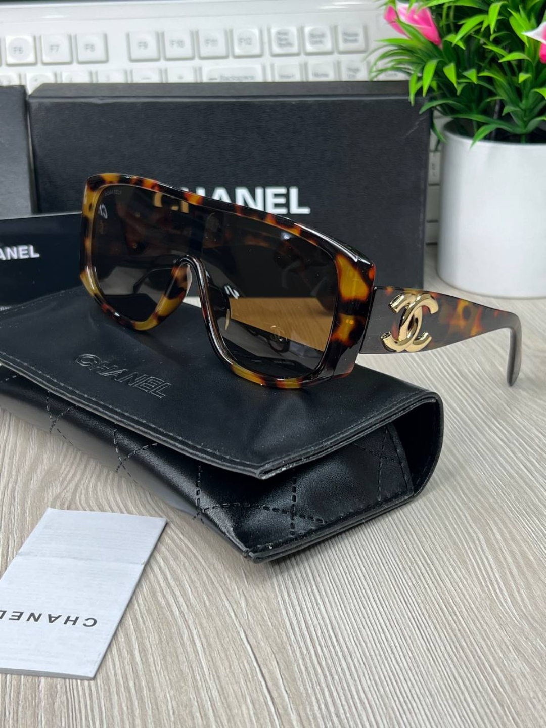 Солнцезащитные очки Chanel, бежевый — фото 1