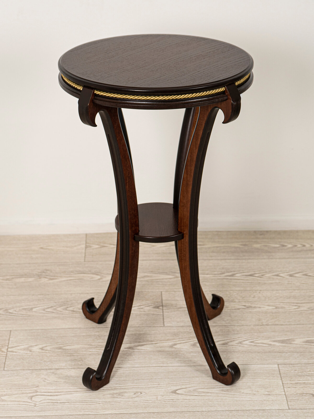 Подставка интерьерная IFERS Глория напольная, с полкой, цвет орех Л