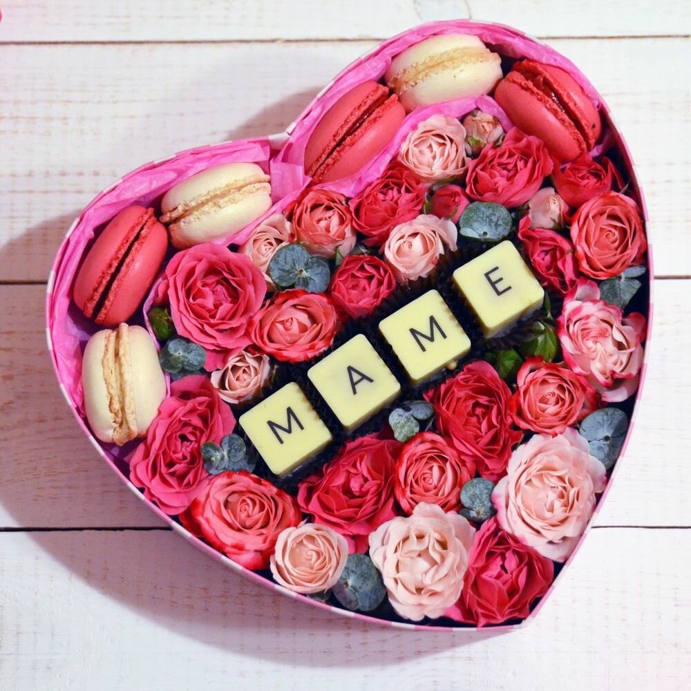 Цветы в коробке. Кустовые розы бельгийский шоколад макарони. Подарок маме