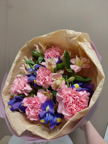 Изображение товара Яркий и сочный букет ирисов, альстромерии и диантусов в эффектной упаковке