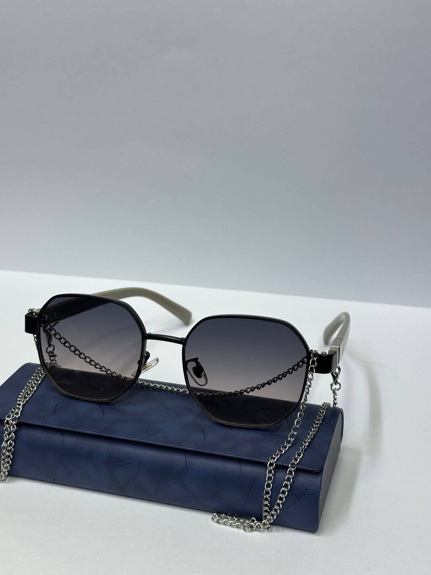 Oчки для защиты глаз от солнечных лучей и подходят для повседневного использования.