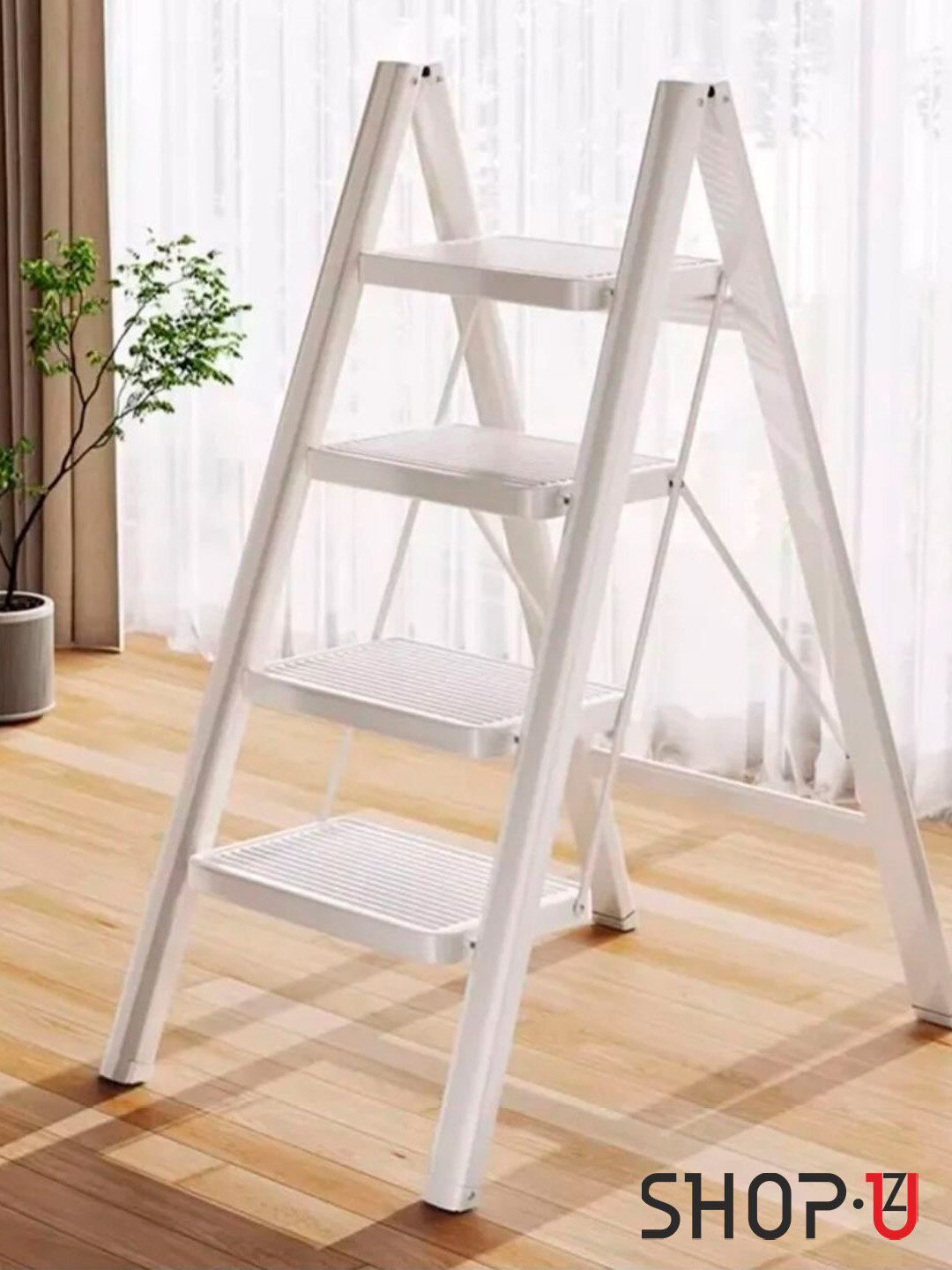 Складная металлическая стремянка с широкими противоскользящими ступенями