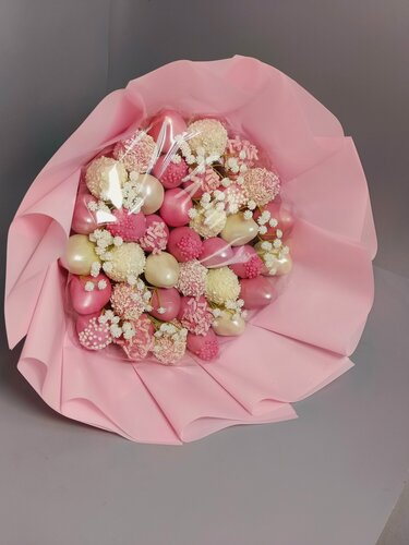 Изображение товара Букет из клубника в белом и розовом бельгийском шоколаде Callebaut "Искра" Упаковка нежная розовая