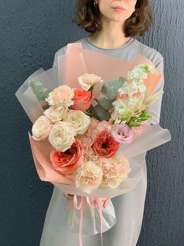 Изображение товара Букет живых цветов из гортензии, роз пионовидных, розы кустовые эустомы, маттиолы и гвоздик в дизайнерской упаковке.