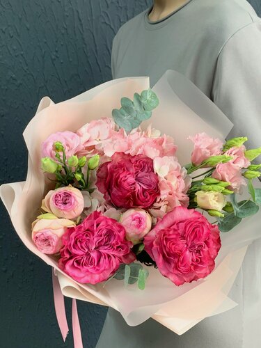 Изображение товара Букет живых цветов из гортензии, розы, кустовые розы и эустомы в дизайнерской упаковке.