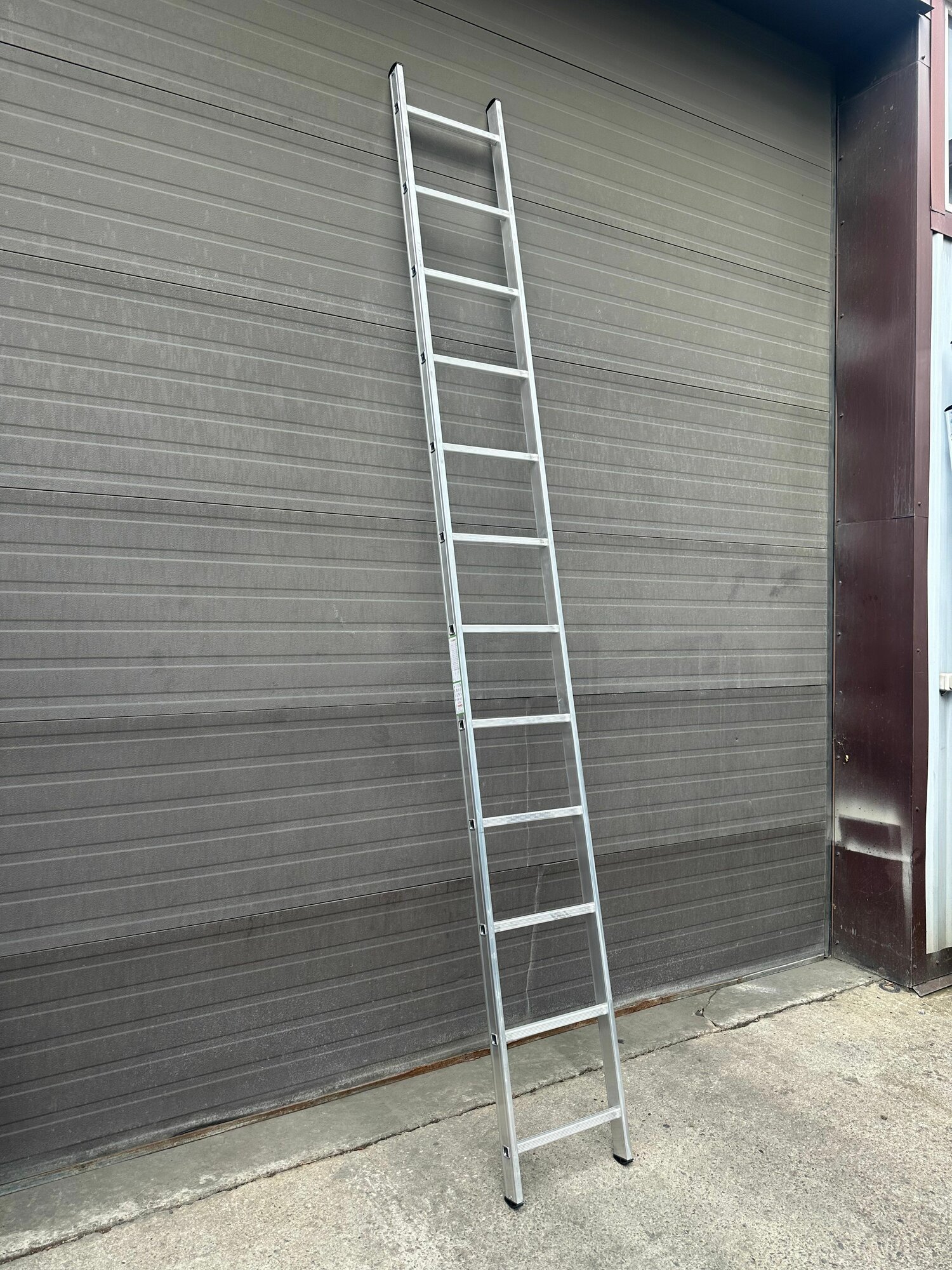 Алюминиевая приставная односекционная лестница NORD 1х12 высота 337м 12 ступеней